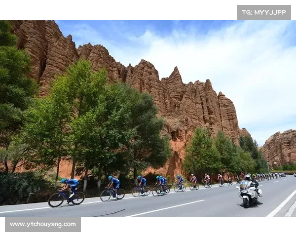 环青海国际自行车赛多巴至互助赛段挑战高原极限赛道展开激烈角逐